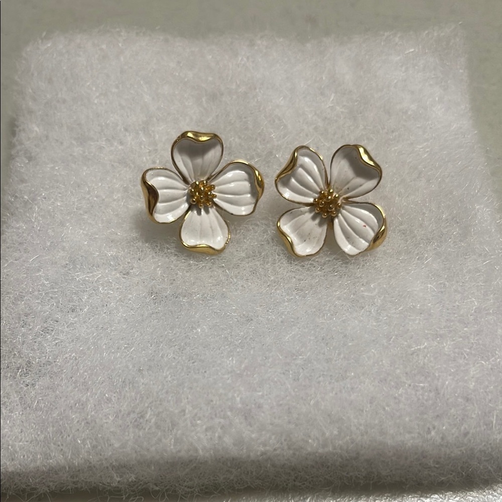 Beautiful vintage TRIFARI Floral earrings